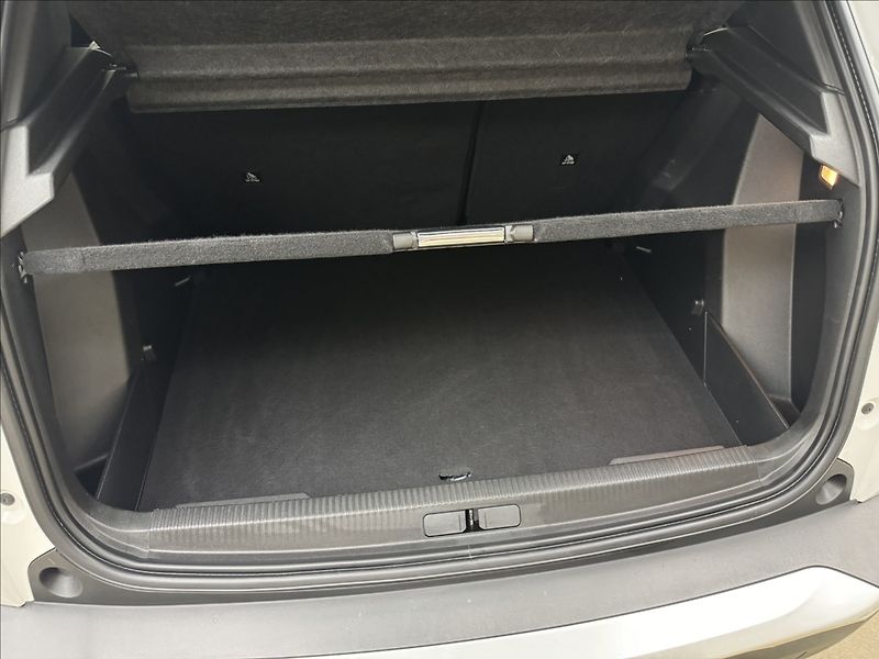 Peugeot 2008 1,2 DPH VÝHŘEV ALLURE+ 1MAJ ČR - fotka 41 z 42