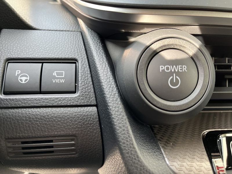 Toyota Prius 2.0L PHEV Executive - fotka 14 z 31