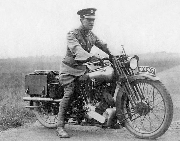Thomas Edward Lawrence, CB, DSO, známý jako Lawrence z Arábie na motocyklu Brough Superior., zdroj: Wikimedia Commons, neznámýnautor, volné dílo