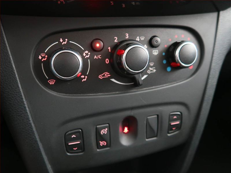 Dacia Sandero (2016) Stepway 0.9 TCe, ČR,1.maj - fotka 15 z 16