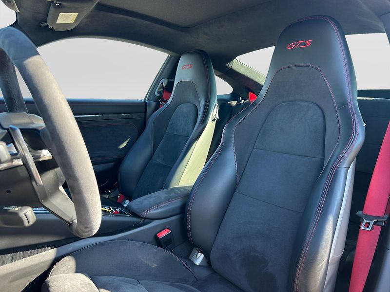 Porsche 911 Carrera 4 GTS Coupe - fotka 16 z 29