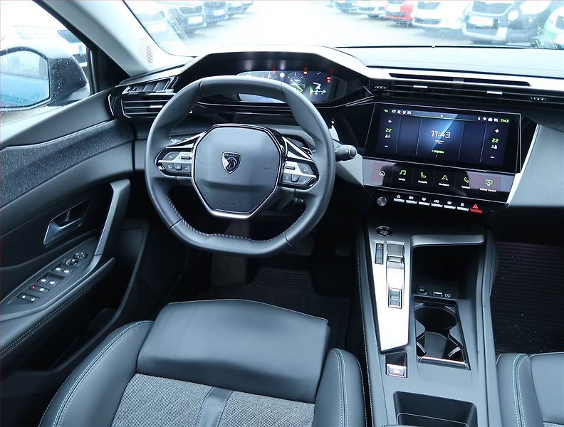 Peugeot 408 (2024) Allure 1.2 PureTech - fotka 7 z 19