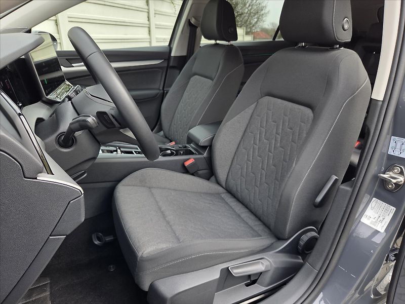 Volkswagen Golf 1,5 eTSi 110kW DSG Tov.záruka - fotka 8 z 23