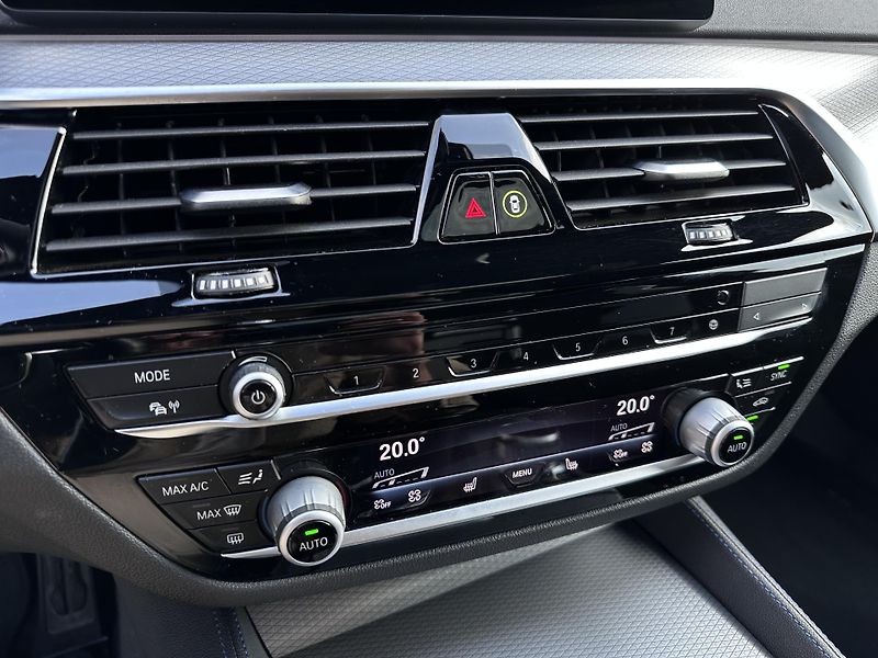 BMW Řada 5 M550i xDrive - fotka 19 z 26