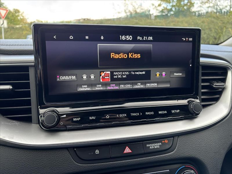 Kia Ceed 1,5 TGDi 118kW TOP ZÁRUKA NAVI - fotka 25 z 40