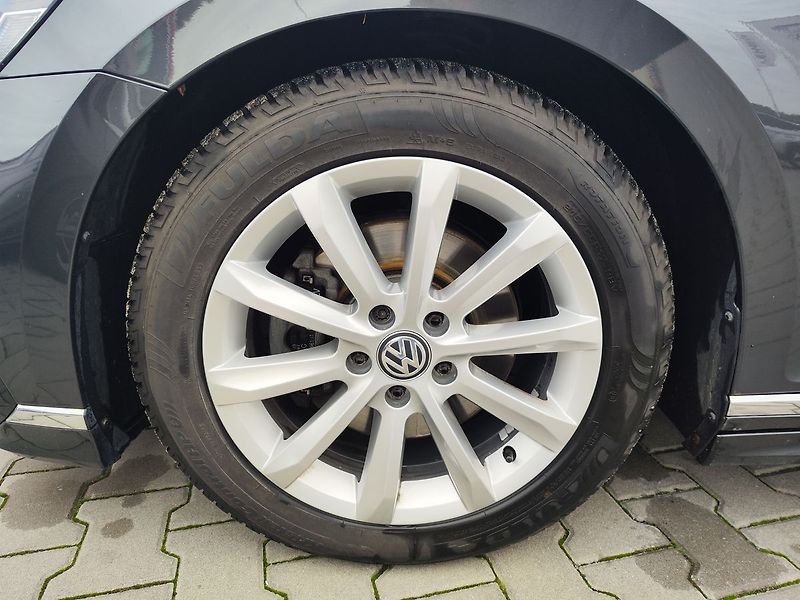 Volkswagen Passat 2.0 TDI/140kW R-Line DSG - fotka 35 z 37