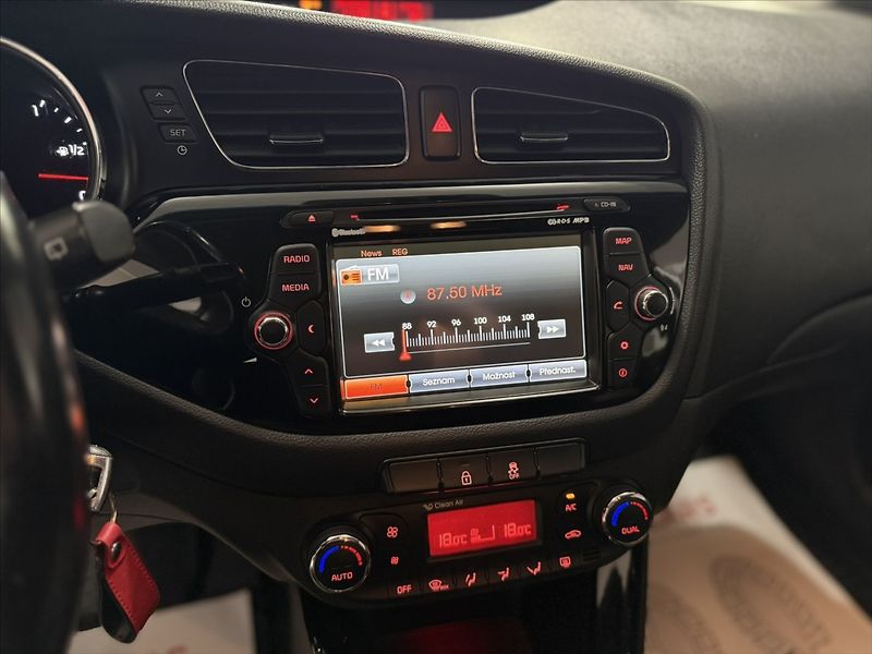 Kia Ceed 1,6   CRDI 94KW NAVI KAMERA ČR - fotka 16 z 44