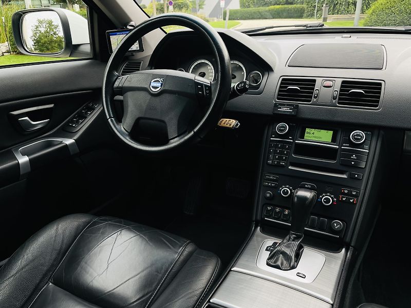 Volvo XC90 2.4D5 4x4 AUT VÝHŘEV SENZORY - fotka 24 z 40