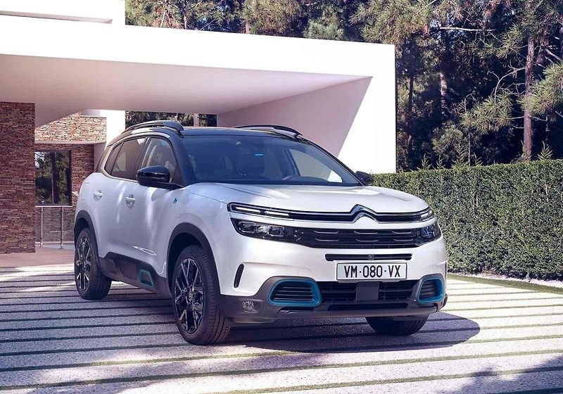 Dvě výkonné motory pod kapotou má čím dál více vozů