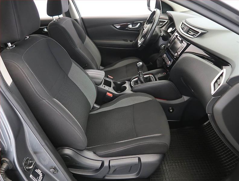 Nissan Qashqai (2019) 1.3 DIG-T, ČR,1.maj - fotka 9 z 21