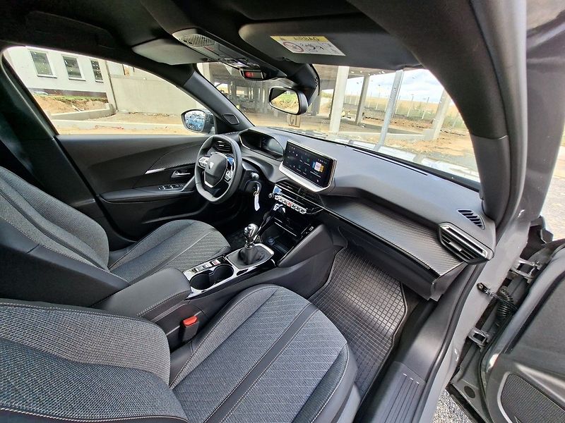 Peugeot 2008 ALLURE 1,2 PT 100k M6 - fotka 14 z 27
