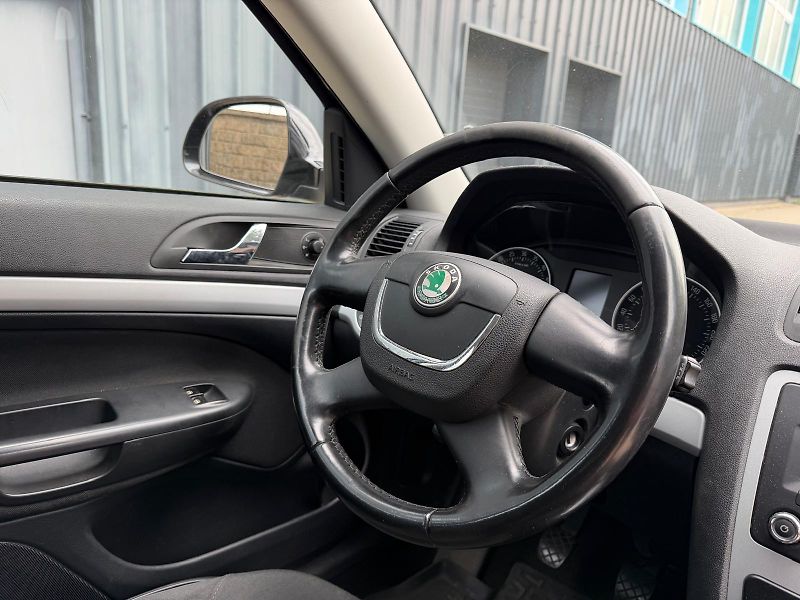 Škoda Octavia 1,6 TDI Ambiente Combi  - fotka 19 z 21