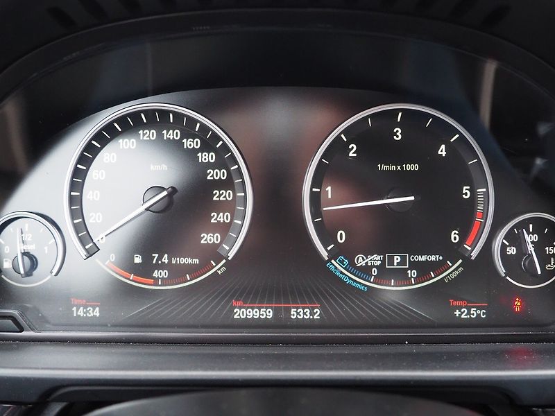 BMW Řada 5 (2014) 3.0D xDrive, Headup display - fotka 26 z 37