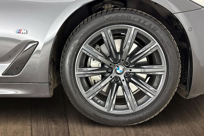 BMW Řada 5 530d xDrive - fotka 5 z 17
