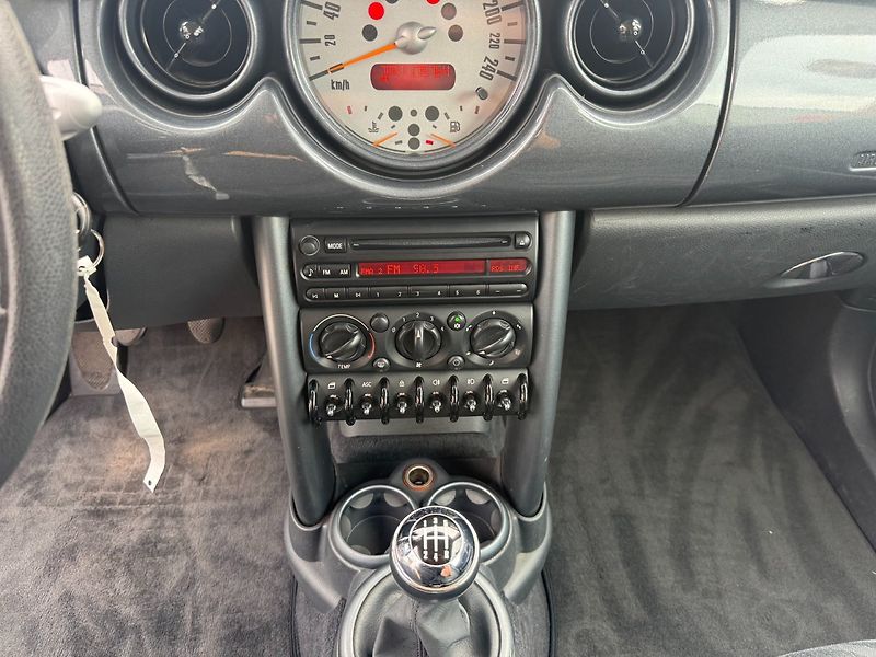 Mini Cooper (2003) One 1.6i 66kW - fotka 18 z 24