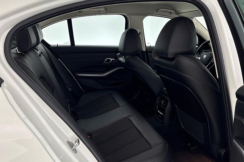 BMW Řada 3 řady 3 | 320i - fotka 11 z 24