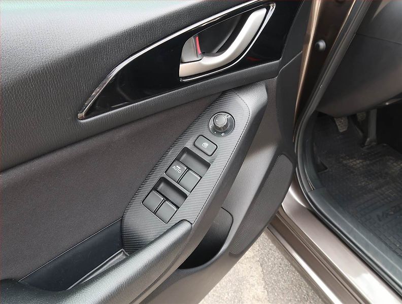 Mazda 3 (2015) 1.5 Skyactiv-G, Xenony - fotka 16 z 18
