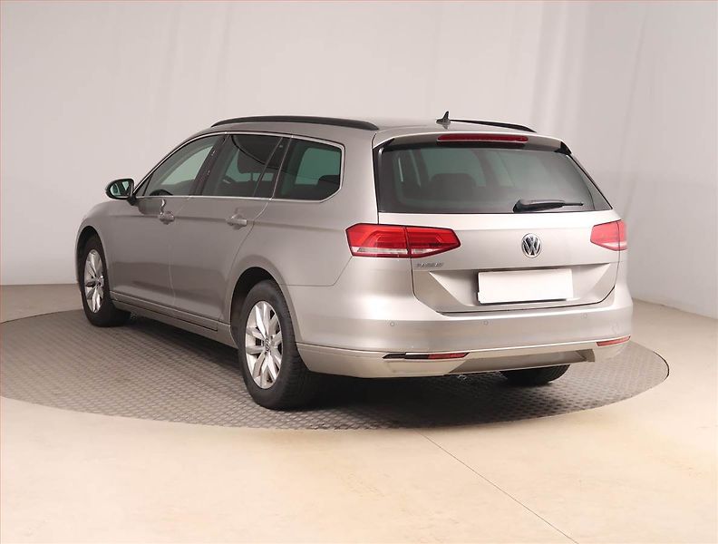 Volkswagen Passat (2016) 2.0 TDI, Automat, Navi - fotka 4 z 17