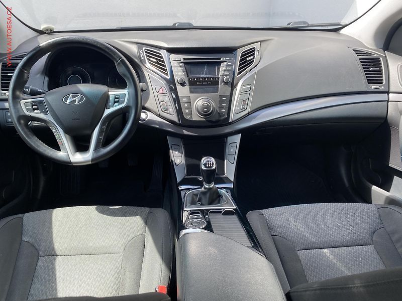 Hyundai i40 (2013) 2.0GDi, AC, park.asist - fotka 8 z 17