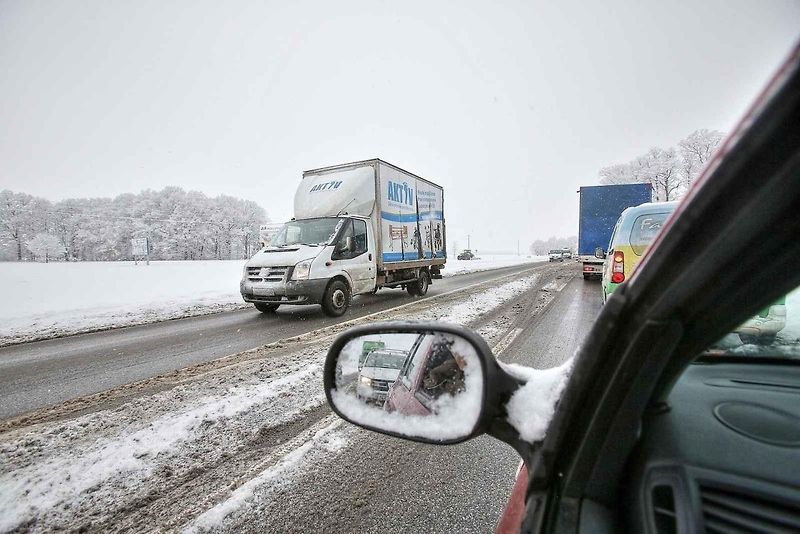 Hustá doprava, časté nehody. Obrázek, který znají všichni řidiči na trase mezi Budějovicemi a Pískem. I proto někteří žádají prodloužení D4 až do krajského města. V dohledné době se ale dočkají jen obchvatů a předjížděcích pruhů.