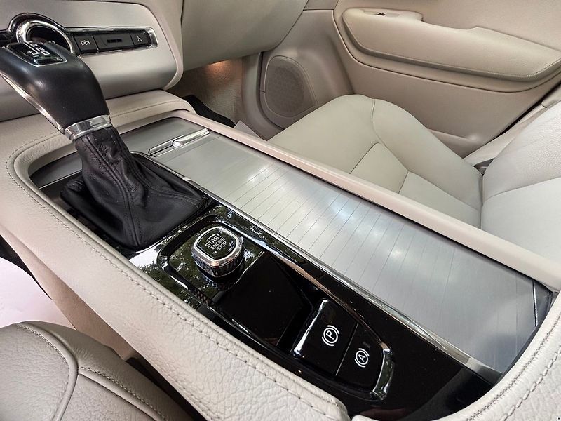 Volvo XC90 D5/2019/MOMENTUM.DPH.ZÁRUKA 12 - fotka 43 z 58