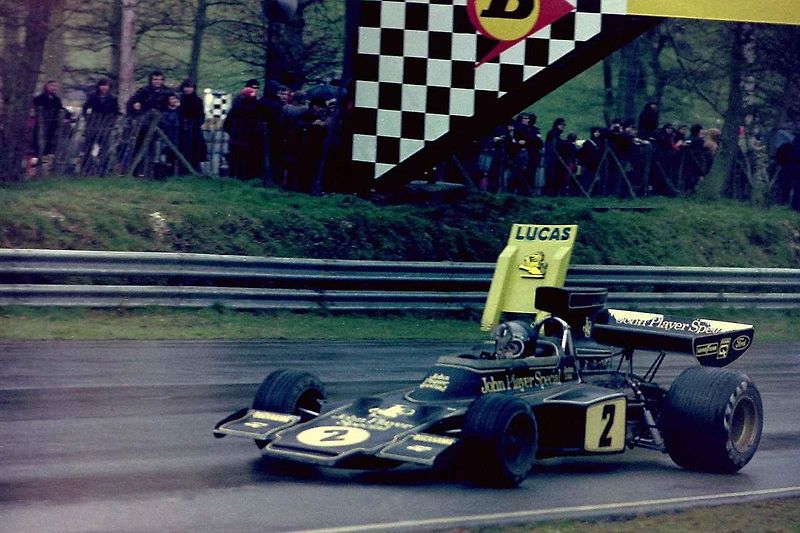 Emerson Fittipaldi v kokpitu Lotusu 72 s šéfem týmu Coline Chapmanem.