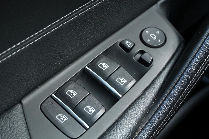 BMW Řada 5 530d xDrive, Kamera, ČR, Hi-Fi - fotka 33 z 40