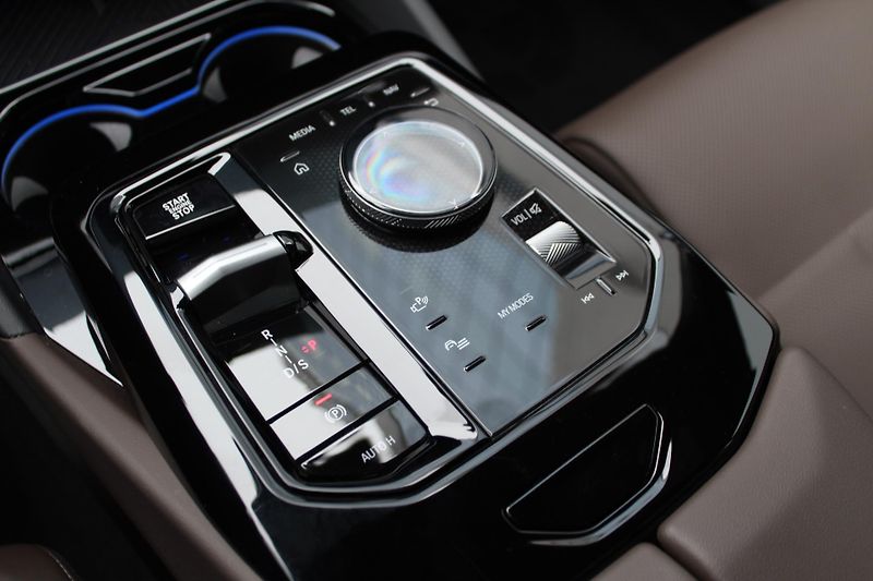 BMW Řada 5 540d xDrive Sedan - fotka 12 z 23