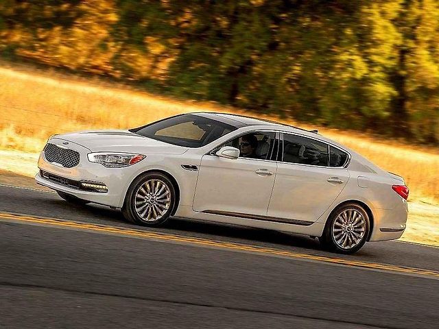 Kia K900.