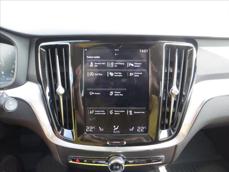 Volvo V60 2,0 D 145kW Momentum mHEV AUT - fotka 17 z 23