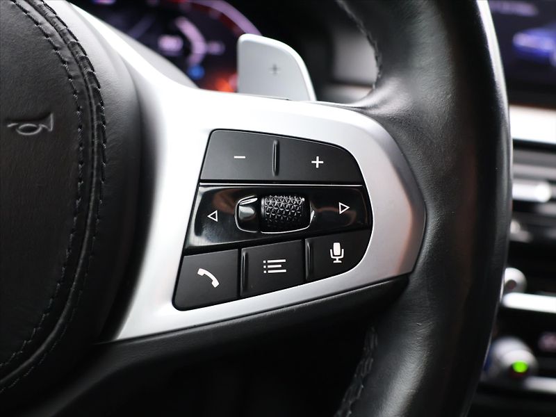 BMW Řada 5 3,0 530d xDrive 195kW M-paket - fotka 20 z 34