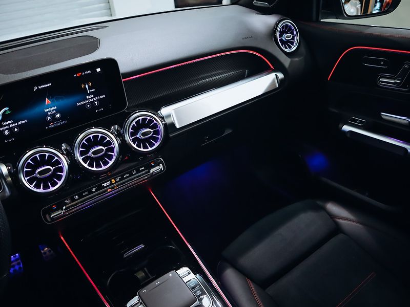 Mercedes-Benz GLB 250 4MATIC AMG - fotka 12 z 25