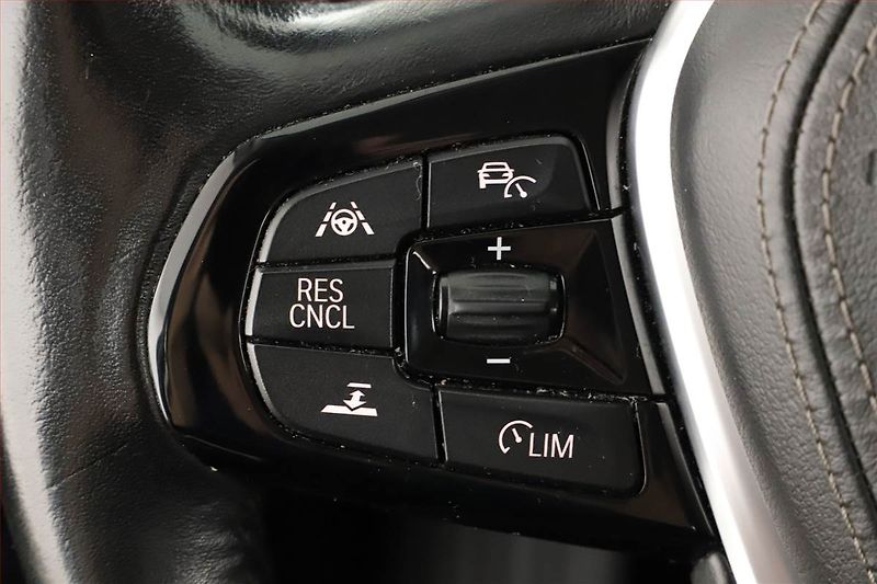BMW Řada 5 (2017) 530d xDrive, 4X4, Automat - fotka 18 z 21