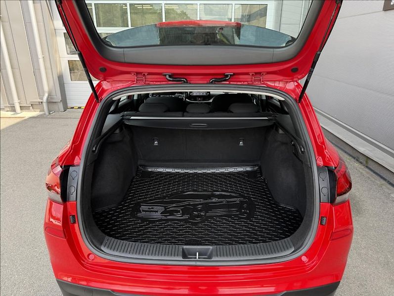 Hyundai i30 1,4 i  WG Trikolor Komfort - fotka 20 z 28