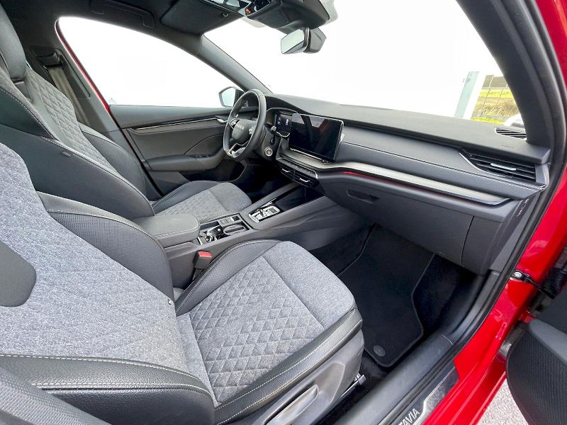 Škoda Octavia (2025) COMBI SPORTLINE 1,5 TSI M-HEV - fotka 22 z 50