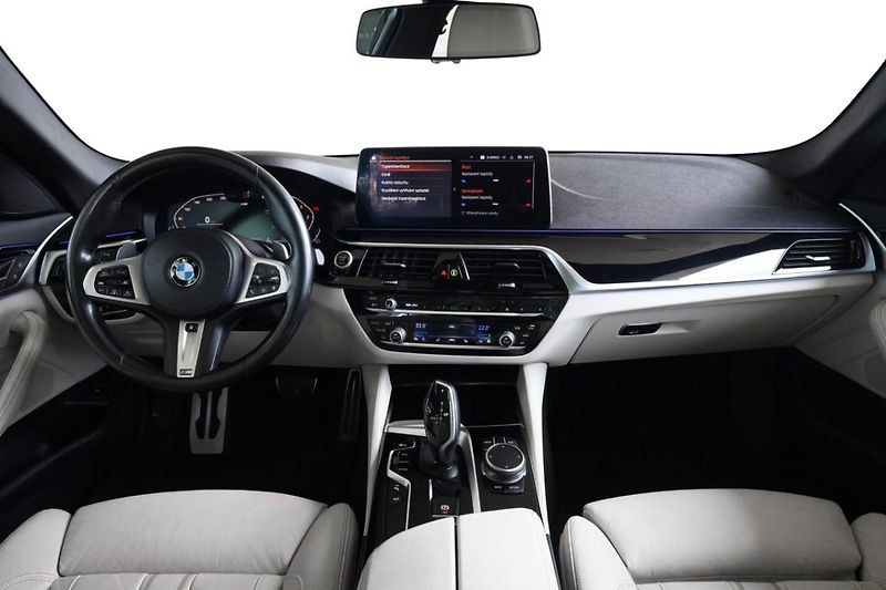 BMW Řada 5 530d xDrive Touring - fotka 8 z 33