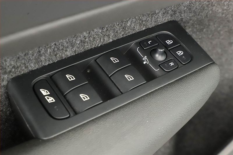 Volvo XC40 (2023) B3 - fotka 25 z 26