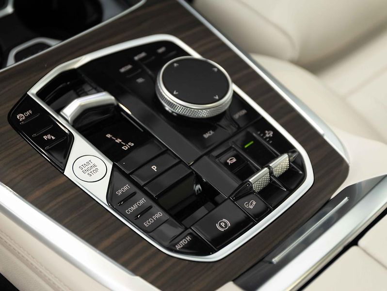 BMW X7 xDrive40i - fotka 17 z 25