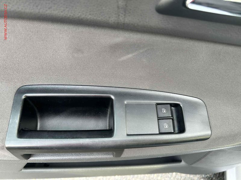 Volkswagen Polo (2002) 1.4 MPi, El. okna - fotka 11 z 15