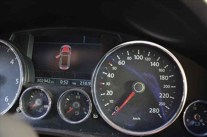 Volkswagen Touareg (2007) 2,5 TDI RS AT - fotka 8 z 23