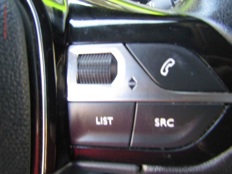 Peugeot 2008 (2021) 1.2 PT, ČR, LED - fotka 14 z 18