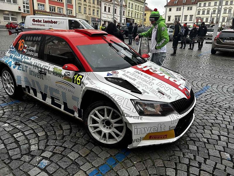 Tragédie, která se odehrála v rámci 58. ročníku Rallye Šumava, kdy po nehodě zemřela navigátorka Alena Krejčíková (41), nezasáhla jen příznivce rallye, ale její kamarády, jelikož byla na Klatovsku doma.