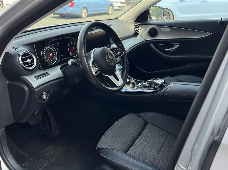 Mercedes-Benz Třídy E 2,0 E 220 d / 9G-TRONIC - fotka 11 z 35
