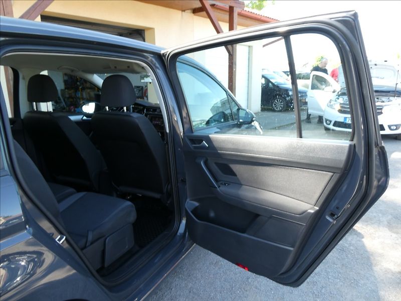 Volkswagen Touran 1,6 TDi DSG 7.míst,1maj.,závěs - fotka 24 z 35