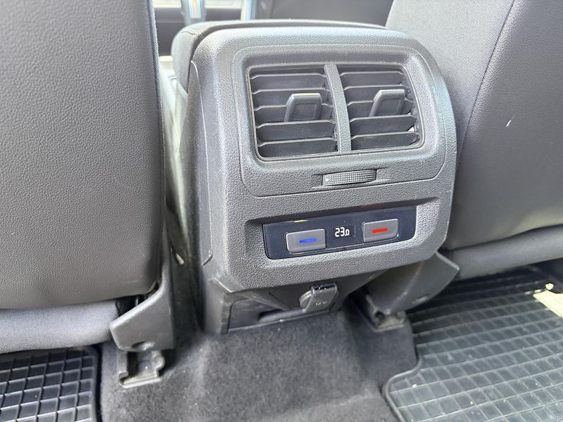 Volkswagen Touran 2.0TDI DSG TAŽNÉ - fotka 29 z 37