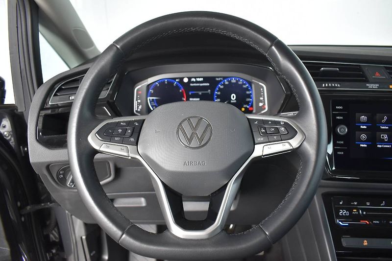 Volkswagen Touran (2023) 1.5TSI 110kW 7 míst, LED - fotka 17 z 25