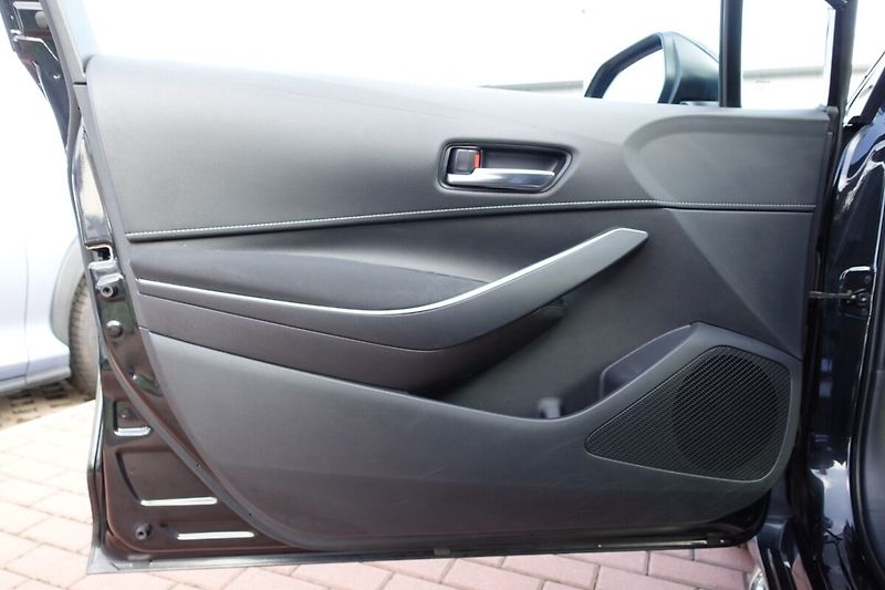 Toyota Corolla 2,0 HEV Comfort Tech TS - fotka 8 z 30
