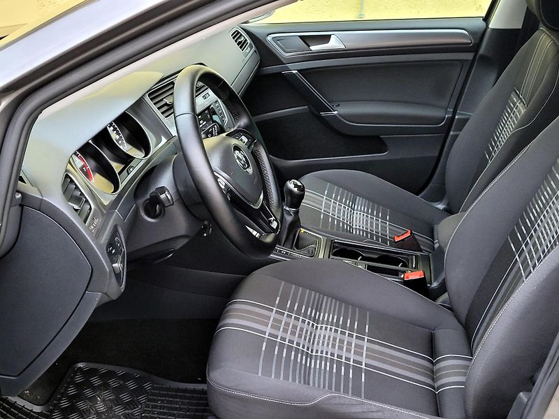 Volkswagen Golf 1,2 TSi LOUNGE 81kW *SERVIS* - fotka 29 z 45