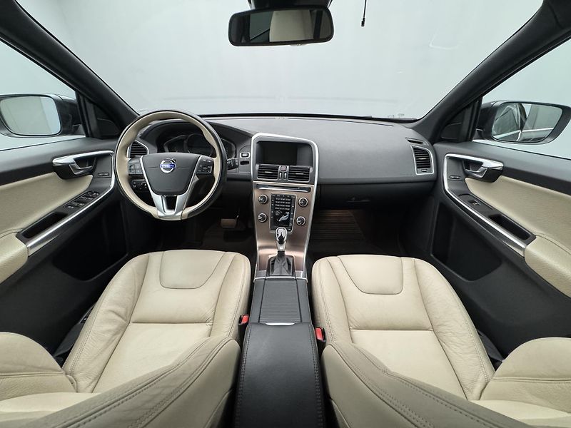 Volvo XC60 D4 AWD SUMMUM AUT CZ 1.maj - fotka 2 z 40