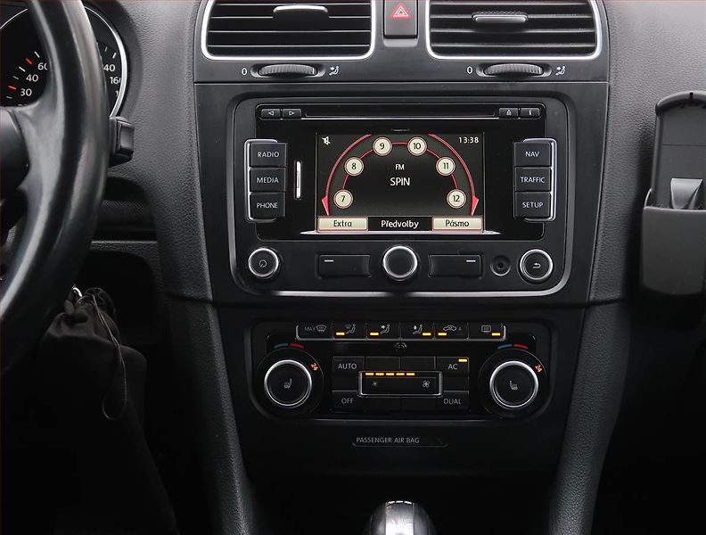 Volkswagen Golf (2012) 2.0 TDI, Automat, Navi - fotka 12 z 19